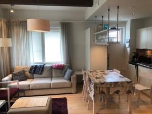 ein Wohnzimmer mit einem Sofa und einem Tisch in der Unterkunft Castillo Kelotähti Apartment in Saariselkä