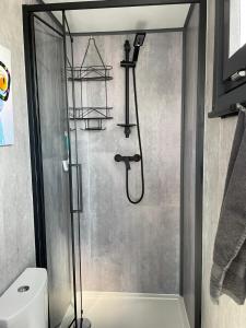 Vonios kambarys apgyvendinimo įstaigoje Unique Water Stay Tiny Hausboot für 2 Personen