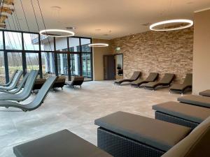 una sala d'attesa con sedie e tavoli in un edificio di Landhotel Burg im Spreewald - Resort & Spa a Burg