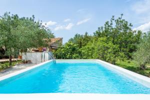 una piscina con un tobogán de agua en Casa en olivera a 3 km de la costa, en Perelló