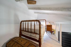 Ένα ή περισσότερα κρεβάτια σε δωμάτιο στο Casa en olivera a 3 km de la costa