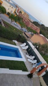 Výhled na bazén z ubytování Villa de Alina nebo okolí