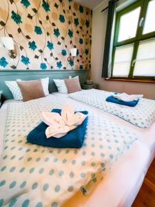 Dos camas en una habitación con toallas. en Kornmühle Doppelzimmer Mühlenstein en Mellenthin