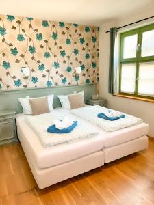una camera da letto con un letto e due asciugamani di Kornmühle Doppelzimmer Mühlenstein a Mellenthin