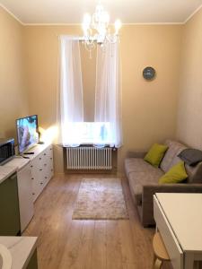 uma sala de estar com um sofá e uma janela em Cosy one seperate bedroom apartment in city center, perfect for family trip. em Riga