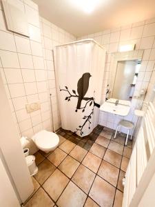 La salle de bains est pourvue d'un rideau de douche. dans l'établissement Kornmühle Doppelzimmer Mühlenstein, à Mellenthin