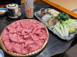 Onoにある趣味複合施設イイトコのピンクピザと野菜のトレイをトッピングしたテーブル