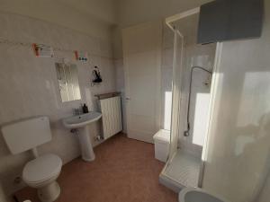 La salle de bains est pourvue de toilettes, d'une douche et d'un lavabo. dans l'établissement 6daNoi bis, à Ivrea