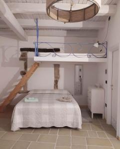 ヴェノーザにあるCapovalle B&Bの白い部屋のベッドルーム1室(ベッド1台付)