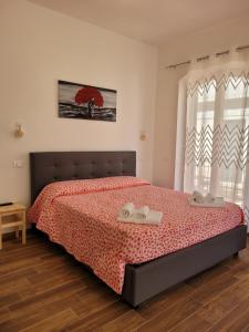a bedroom with a bed with two towels on it at Casa "Paolo e Francesca" Monolocali in Scilla