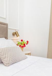 Un dormitorio con una cama blanca y una planta en Rooms D&L, FREE Parking on-site, en Dubrovnik