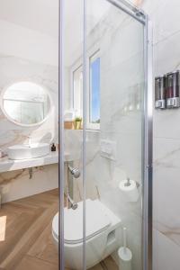 Ein Badezimmer in der Unterkunft Rooms D&L, FREE Parking on-site
