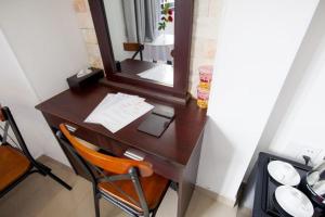 a wooden desk with a mirror and a chair at THÀNH VINH Hotel in Ấp Trảng