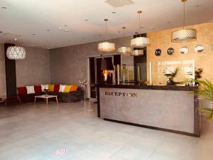 バトゥミにあるHotel Tsereteli Palaceのロビー(建物内にフロントカウンターあり)