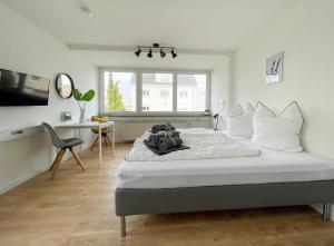 Un dormitorio con una cama con un osito de peluche. en Hegau Boardinghouse en Singen