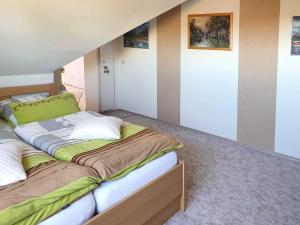una camera da letto con due letti in una stanza di Ferienwohnung Reins a Neustadt in Holstein Altre 2 foto