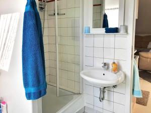 een badkamer met een wastafel en een douche bij Ferienwohnung Reins in Neustadt in Holstein