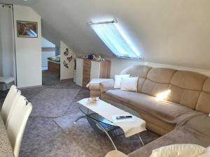 un soggiorno con un divano e un tavolo di Ferienwohnung Reins a Neustadt in Holstein