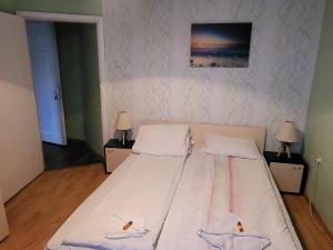 1 dormitorio con 1 cama blanca grande y 2 lámparas en Hotello, en Sofía