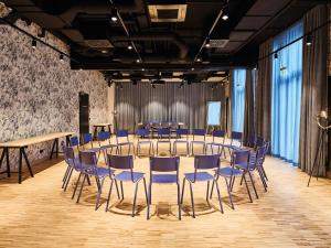 a conference room with a table and chairs at Urban Nature St Peter-Ording in Sankt Peter-Ording +119 photos