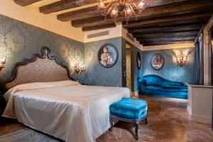 Un dormitorio con una cama y paredes azules. en Palazzetto Madonna, en Venecia 154 fotos más
