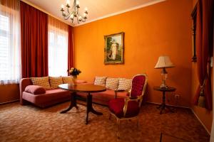 ein Wohnzimmer mit einem Sofa und einem Tisch in der Unterkunft Pension am Dom in Schwerin