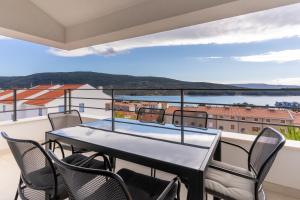 een balkon met een tafel en stoelen en uitzicht bij Best Sea View Apartment in Cres