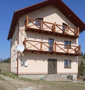 a house with a balcony on the side of it at Girs'kyy Podorozhnyk in Yablunytsya