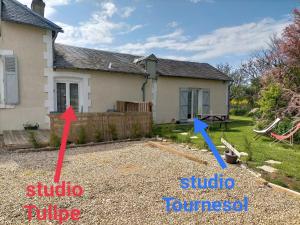 uma casa com duas setas apontadas para um quintal em studio " tournesol " au coeur du Berry em Les Bordes