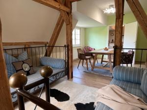 Posezení v ubytování Ferienwohnung in herrschaftlicher Villa + 15 fotografií