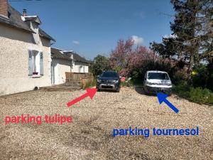 dois carros estacionados num quintal ao lado de uma casa em studio " tournesol " au coeur du Berry em Les Bordes