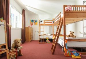 sypialnia z 2 łóżkami piętrowymi i 2 misiami w obiekcie Casa Eucalyptus Family Home w mieście Estepona +26 zdjęć