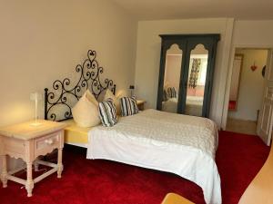 Postel nebo postele na pokoji v ubytování Ferienwohnung in herrschaftlicher Villa