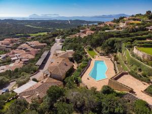 una vista aérea de una villa con piscina en Pevero Retreat: Tra il Golf e il Mare en Abbiadori