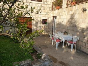 Studio Airport Dubrovnik في سيليبي: طاولة بيضاء وكراسي مع طاولة بيضاء وكرسي