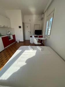 Televízia a/alebo spoločenská miestnosť v ubytovaní Acropolis View