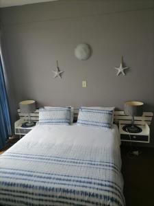 1 dormitorio con 1 cama con edredón azul y blanco en OCEAN GARDENS 5, en Margate