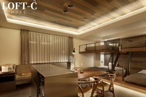 札幌市にある41 PIECES Sapporoのダイニングテーブル、二段ベッドが備わる客室です。