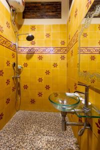 Ett badrum på Bale Devata Resort