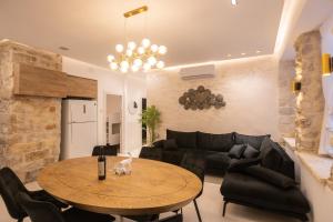 a living room with a table and a couch at אצולת הכיכר b in Safed