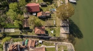 an overhead view of a house next to a river at Dunavska Kuća in Smederevo