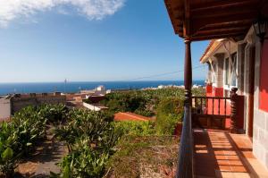 アルカスにあるTraditional Arucas by VillaGranCanariaの海の景色を望む家のバルコニー