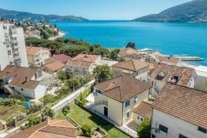 une vue aérienne sur une ville avec des maisons et l'eau dans l'établissement Magnolia Apartments 2 Herceg Novi, à Herceg-Novi