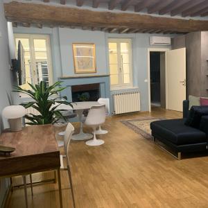 ein Wohnzimmer mit einem Sofa und einem Tisch in der Unterkunft La dimora Blu in Parma