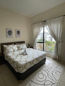 um quarto com uma cama grande e uma janela grande em Swiss Garden Resort Residence (Beach & Waterpark) em Kuantan