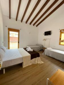 タバルカ島にあるIaia Carmenのベッド2台とテレビが備わる広い客室です。