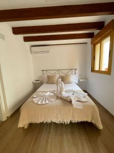 un dormitorio con una cama con un animal de peluche en Iaia Carmen, en Tabarca