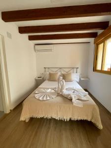タバルカ島にあるIaia Carmenのベッドルーム1室(テディベア付きのベッド1台付)