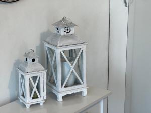 duas lanternas em cima de uma mesa em Appartamento bianco em Menaggio