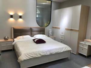 1 dormitorio con 1 cama grande y espejo en căn hộ OCEANVISTA en Ấp Phú Tịnh (2)